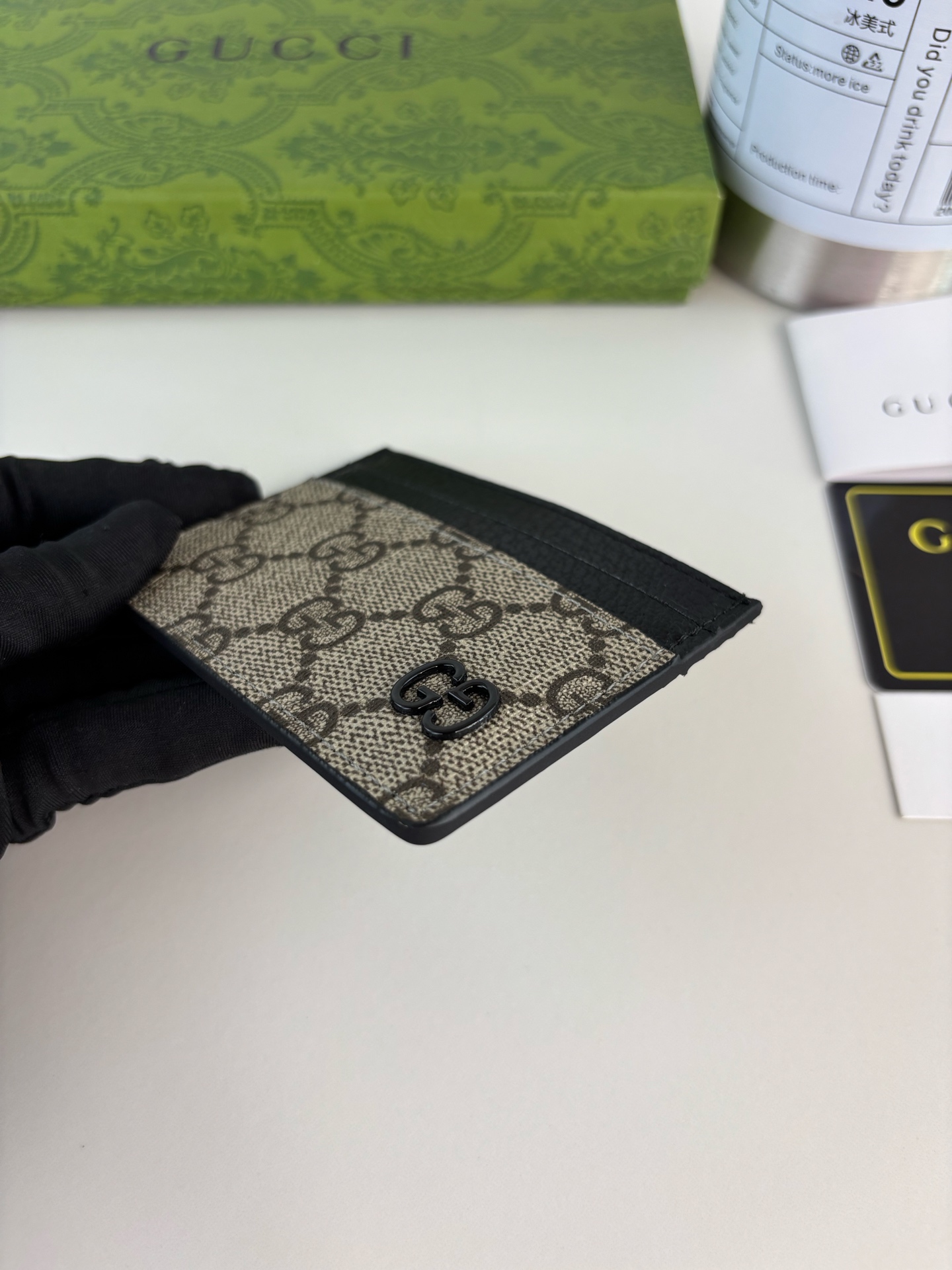 GUCCl 这款卡片夹采用米色和乌木色GG Supreme帆布精制而成，品牌典藏细节尽展高雅韵致。采用小巧GG配件细节，