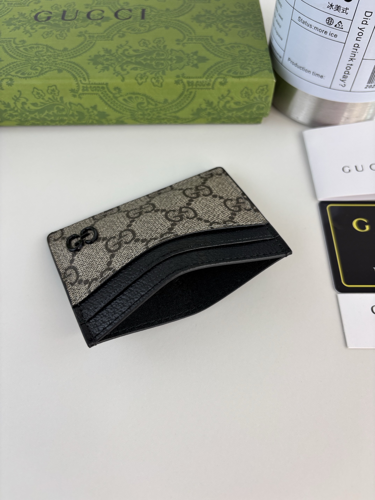 GUCCl 这款卡片夹采用米色和乌木色GG Supreme帆布精制而成，品牌典藏细节尽展高雅韵致。采用小巧GG配件细节，