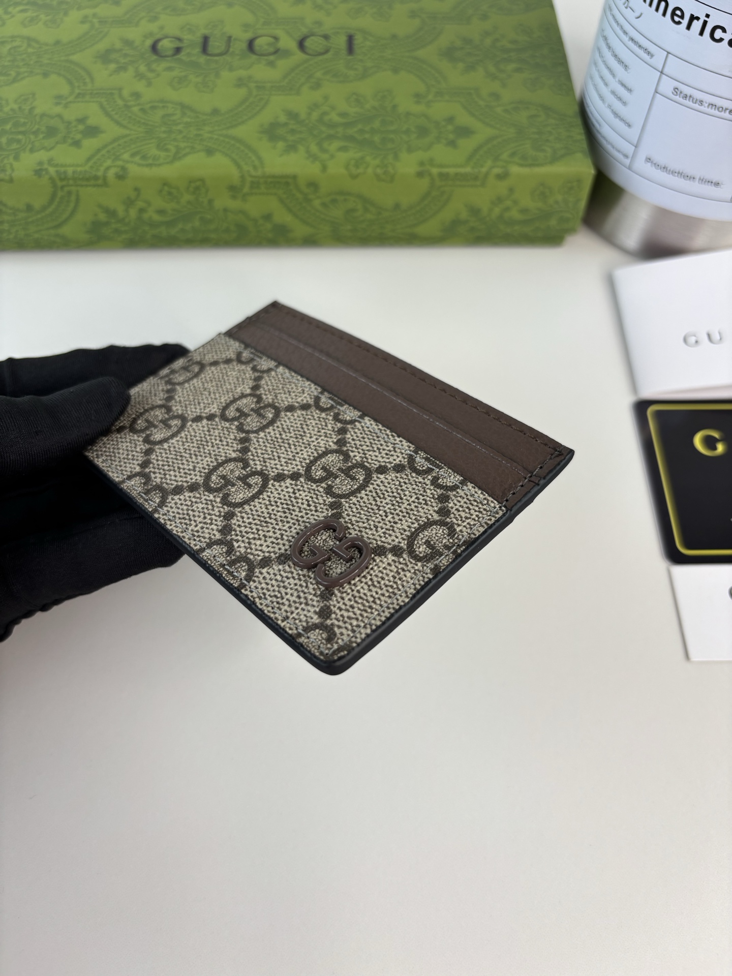 GUCCl 这款卡片夹采用米色和乌木色GG Supreme帆布精制而成，品牌典藏细节尽展高雅韵致。采用小巧GG配件细节，