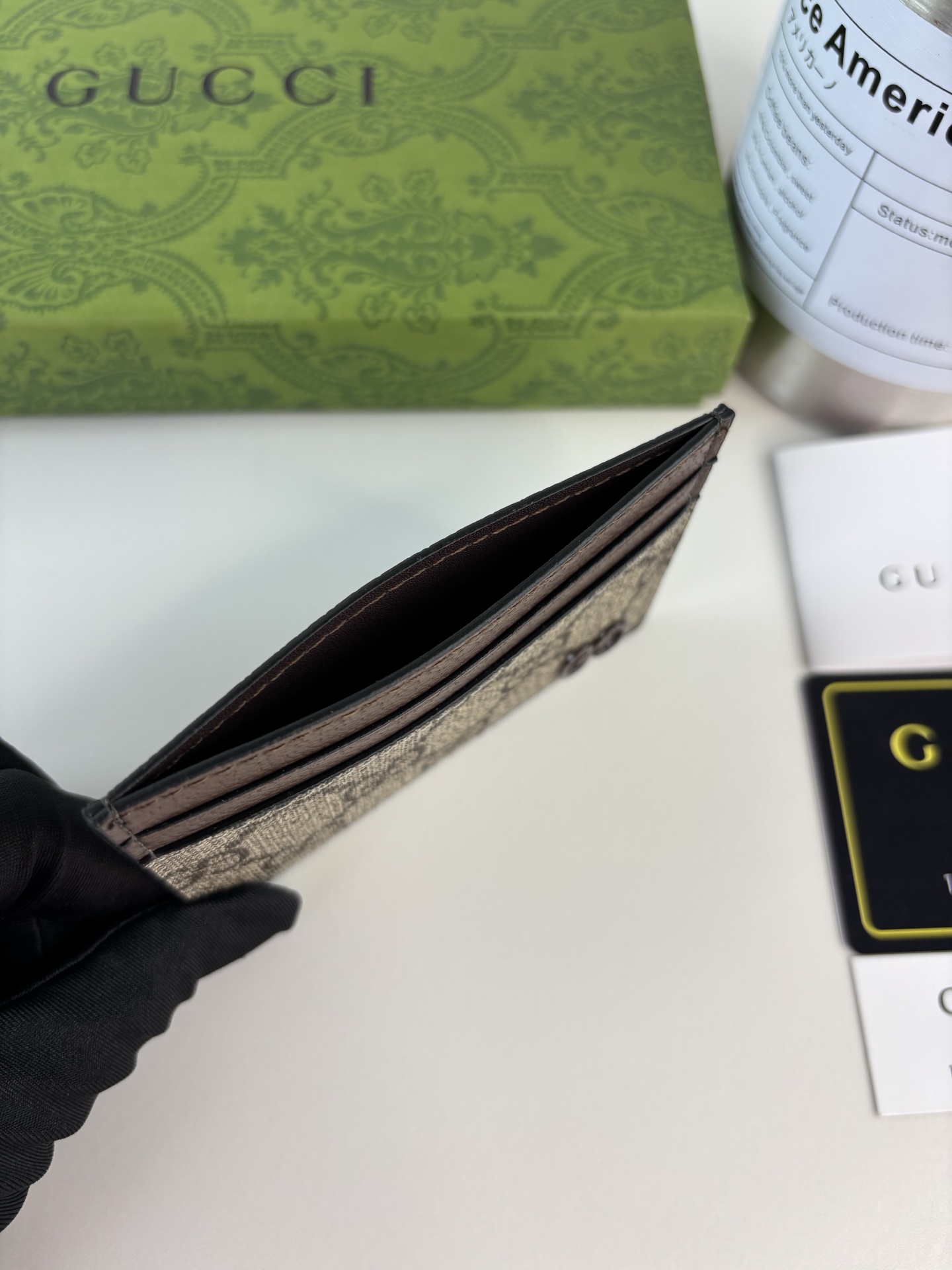 GUCCl 这款卡片夹采用米色和乌木色GG Supreme帆布精制而成，品牌典藏细节尽展高雅韵致。采用小巧GG配件细节，