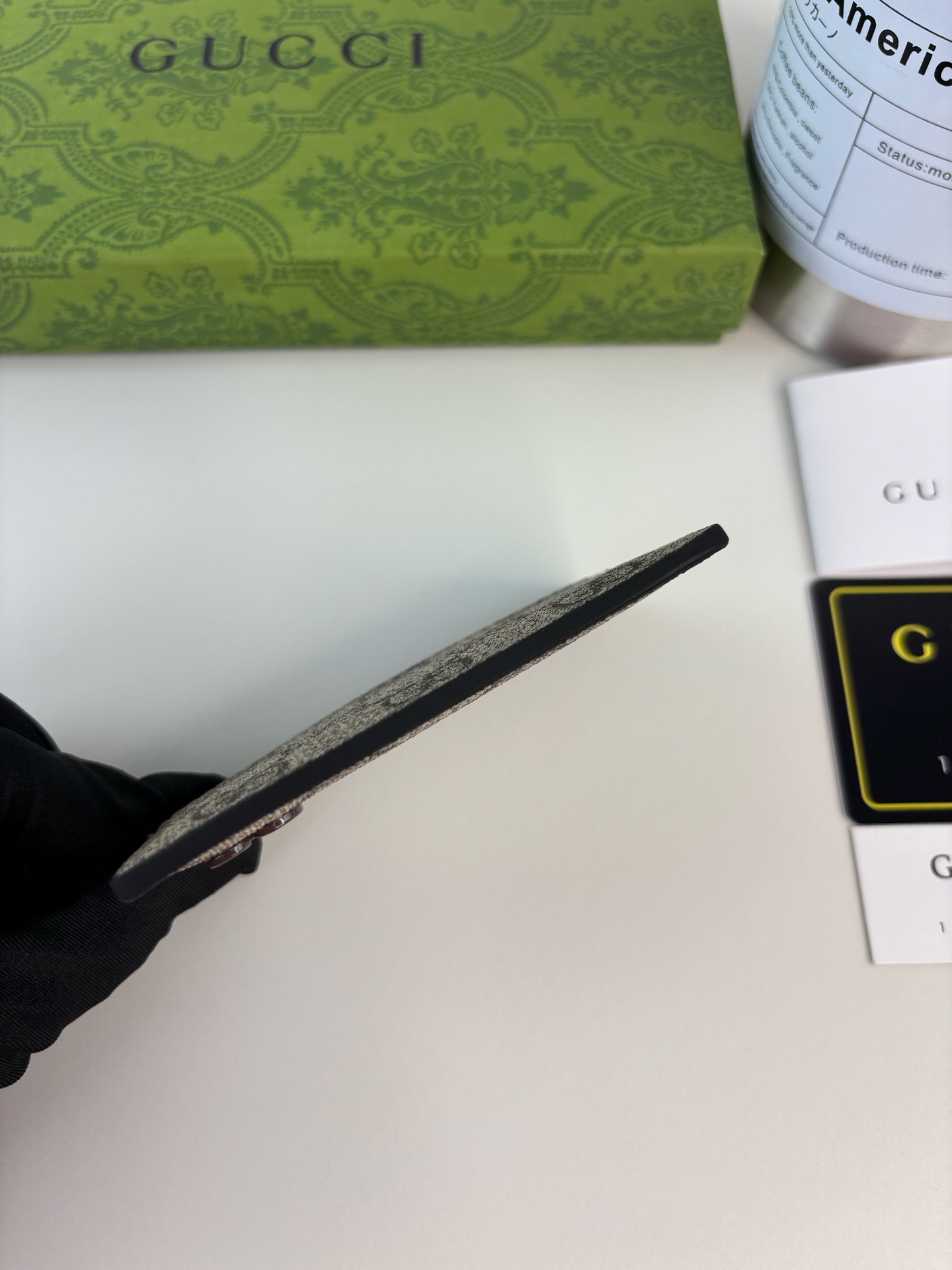 GUCCl 这款卡片夹采用米色和乌木色GG Supreme帆布精制而成，品牌典藏细节尽展高雅韵致。采用小巧GG配件细节，
