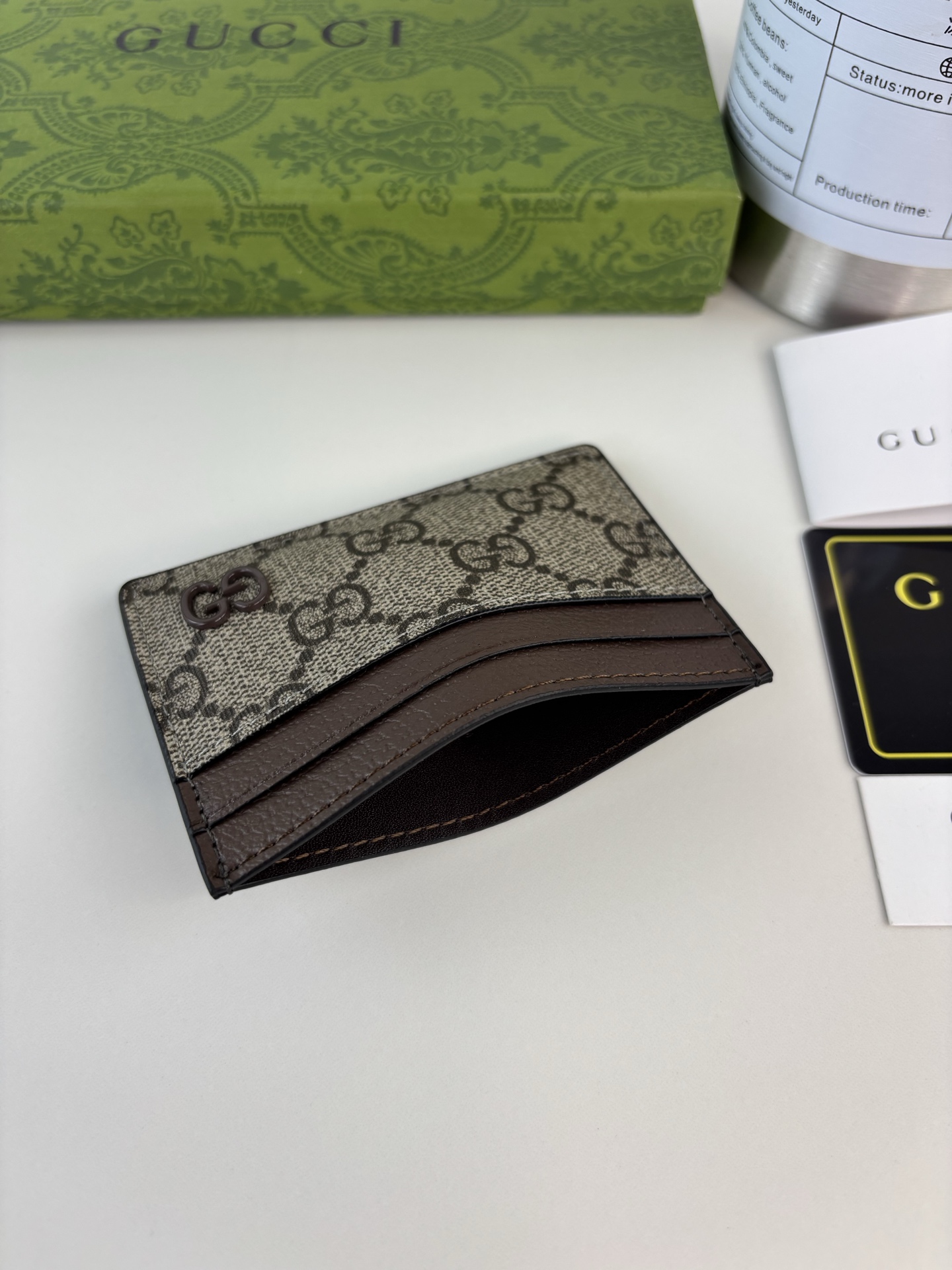 GUCCl 这款卡片夹采用米色和乌木色GG Supreme帆布精制而成，品牌典藏细节尽展高雅韵致。采用小巧GG配件细节，