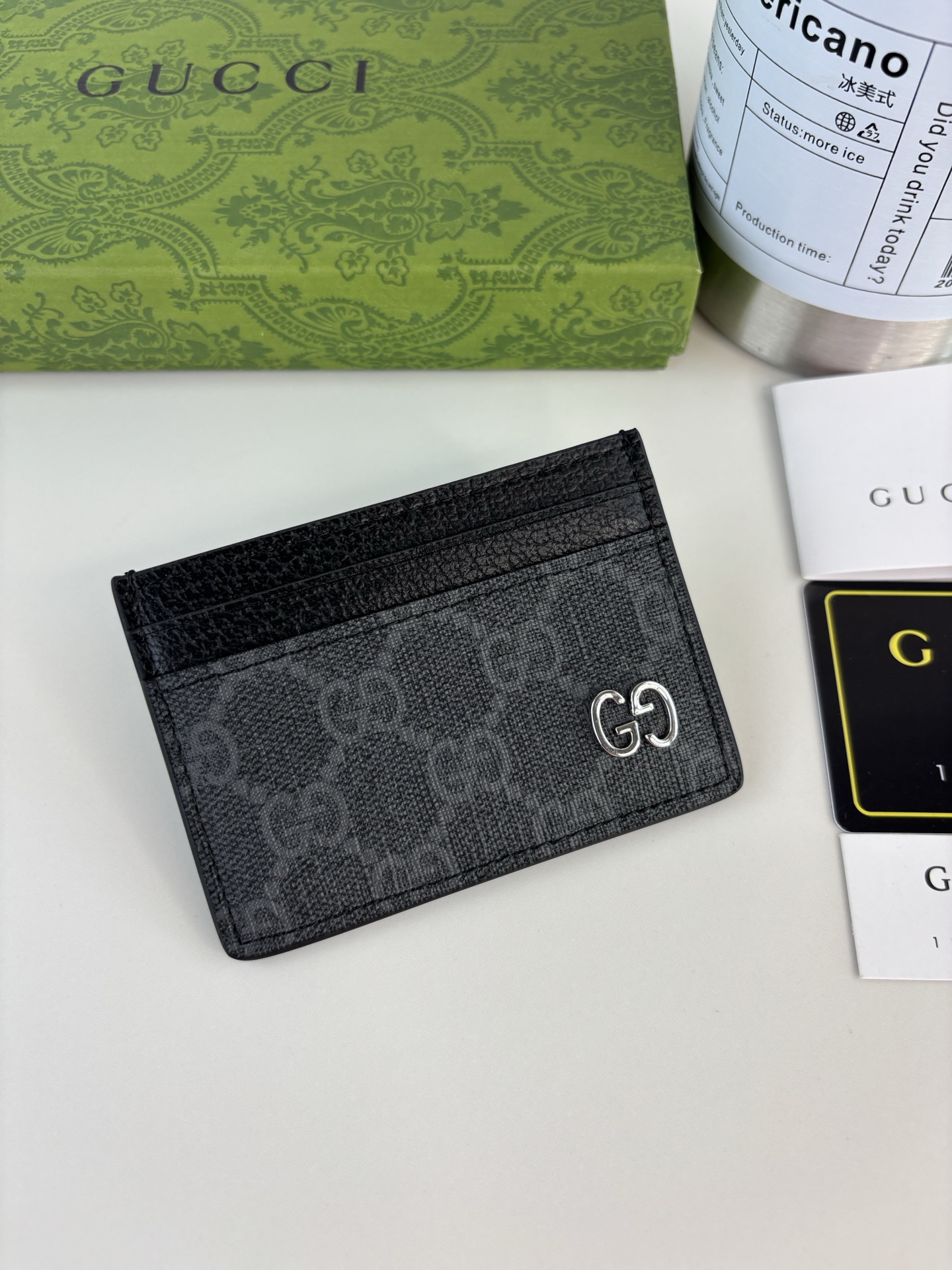 GUCCl 这款卡片夹采用黑色GG Supreme帆布精制而成，品牌典藏细节尽展高雅韵致。采用小巧GG配件细节，为整体设