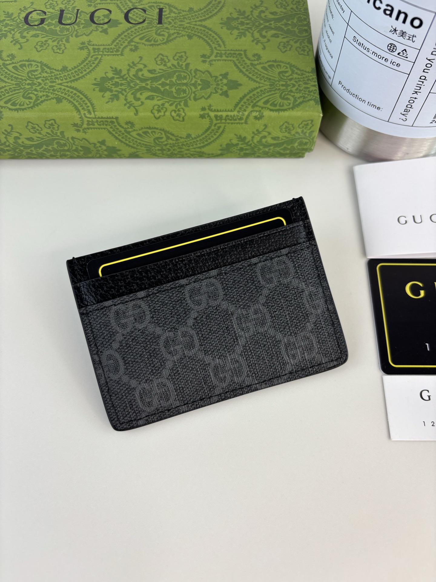 GUCCl 这款卡片夹采用黑色GG Supreme帆布精制而成，品牌典藏细节尽展高雅韵致。采用小巧GG配件细节，为整体设