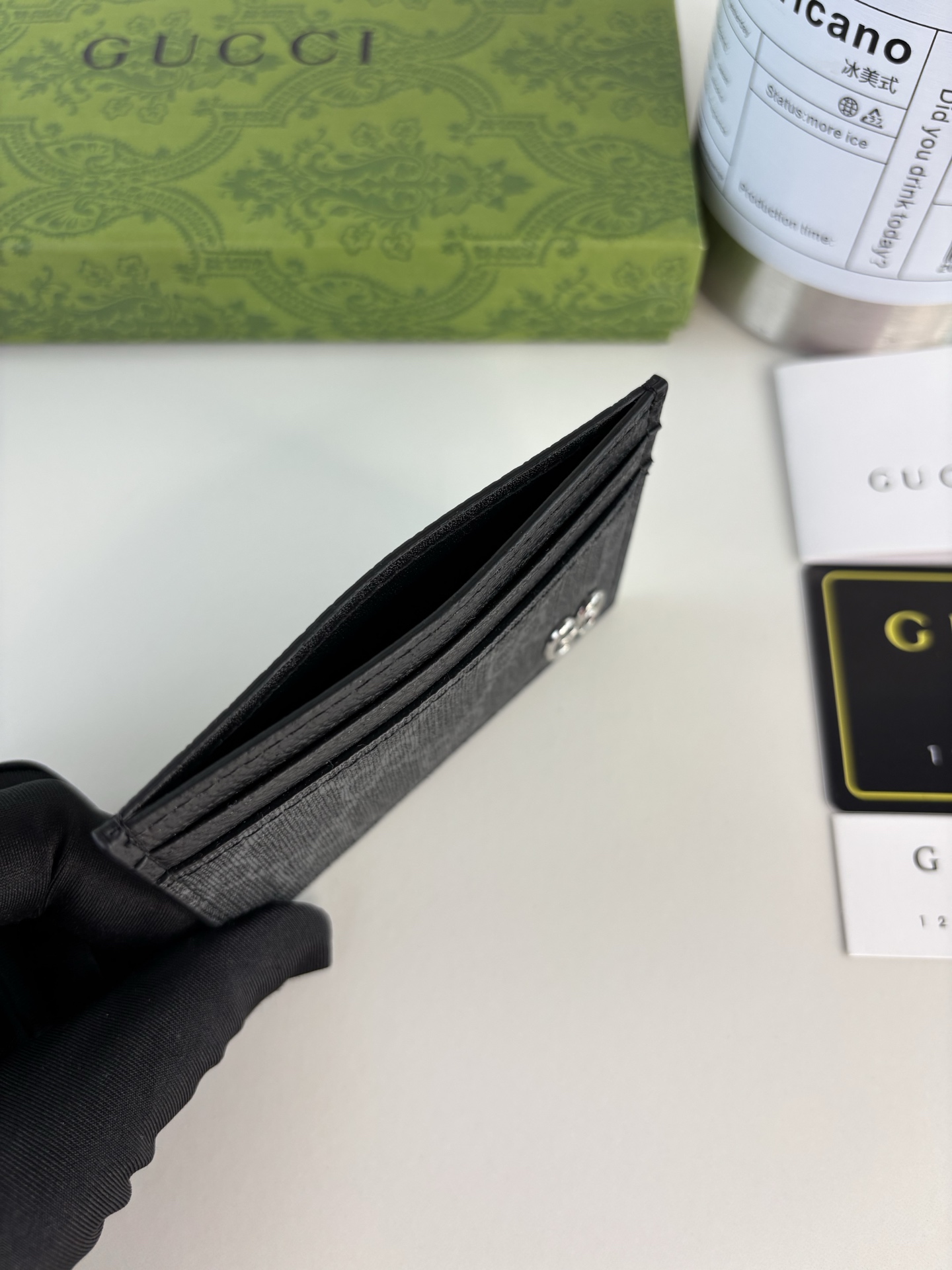 GUCCl 这款卡片夹采用黑色GG Supreme帆布精制而成，品牌典藏细节尽展高雅韵致。采用小巧GG配件细节，为整体设