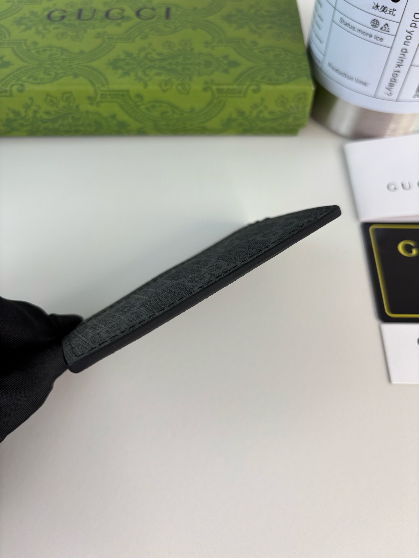 GUCCl 这款卡片夹采用黑色GG Supreme帆布精制而成，品牌典藏细节尽展高雅韵致。采用小巧GG配件细节，为整体设