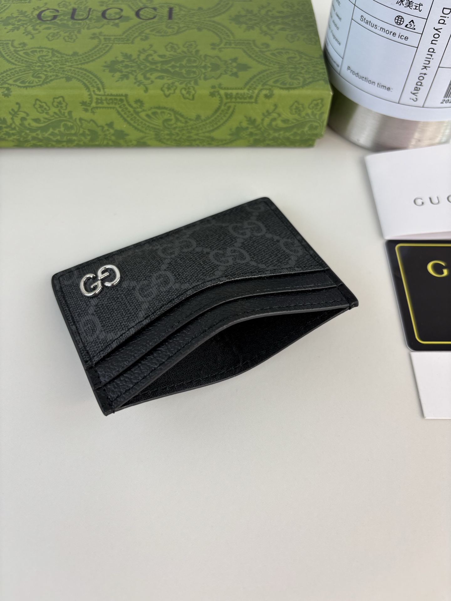 GUCCl 这款卡片夹采用黑色GG Supreme帆布精制而成，品牌典藏细节尽展高雅韵致。采用小巧GG配件细节，为整体设