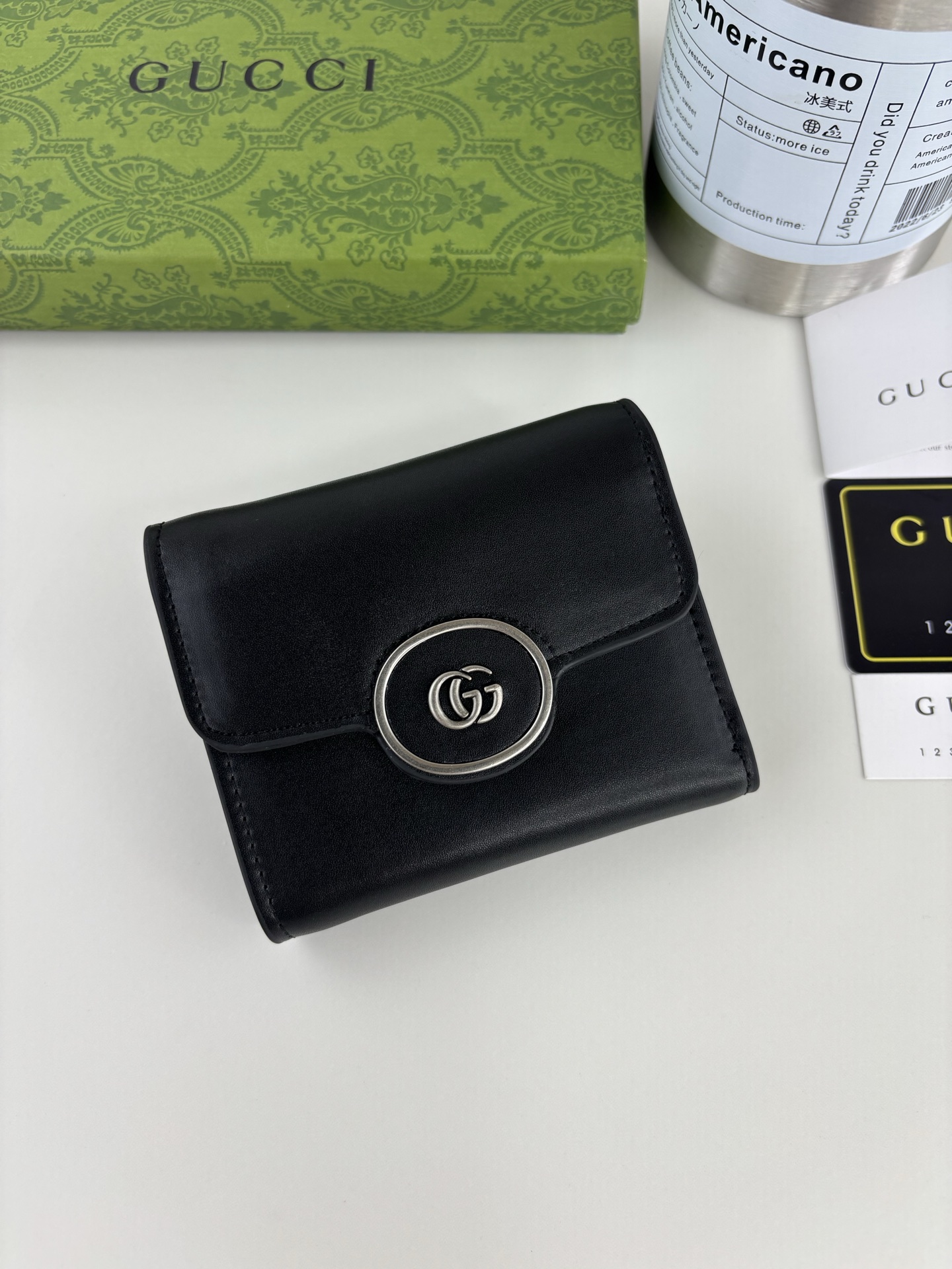 GUCCl经典双G元素以迷你尺寸呈现于迷你G G系列各式全新Supreme帆布巧妙融为一体。品牌标识为这款黑色皮革,钯金 GUCCl经典双G元素以迷你尺寸呈现于迷你G G系列各式全新Supreme帆布巧妙融为一体。品牌标识为这款黑色皮革,钯金