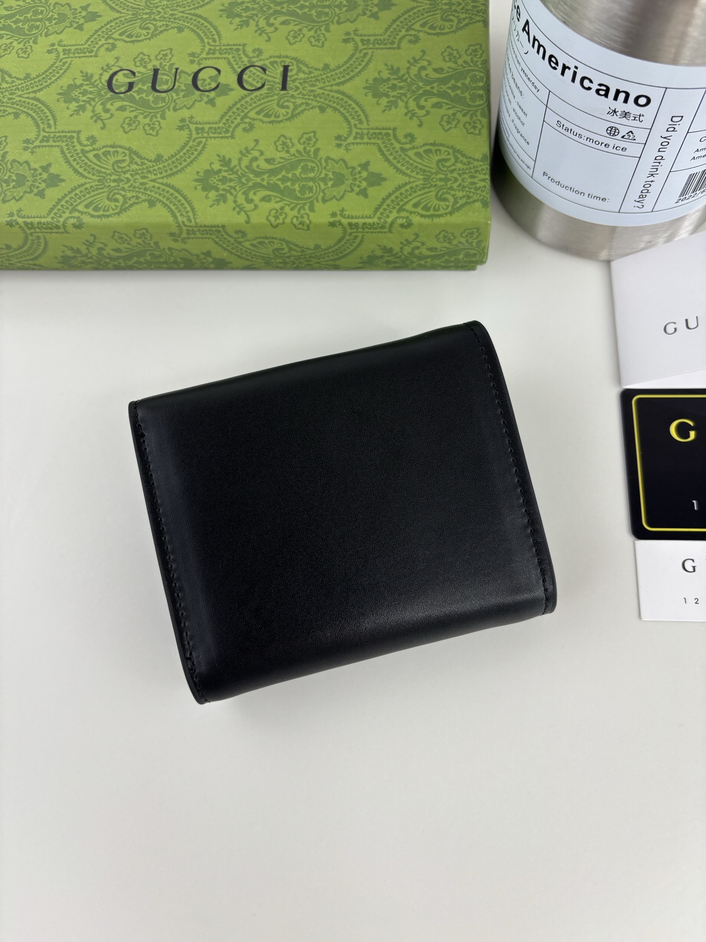 GUCCl经典双G元素以迷你尺寸呈现于迷你G G系列各式全新Supreme帆布巧妙融为一体。品牌标识为这款黑色皮革,钯金 GUCCl经典双G元素以迷你尺寸呈现于迷你G G系列各式全新Supreme帆布巧妙融为一体。品牌标识为这款黑色皮革,钯金