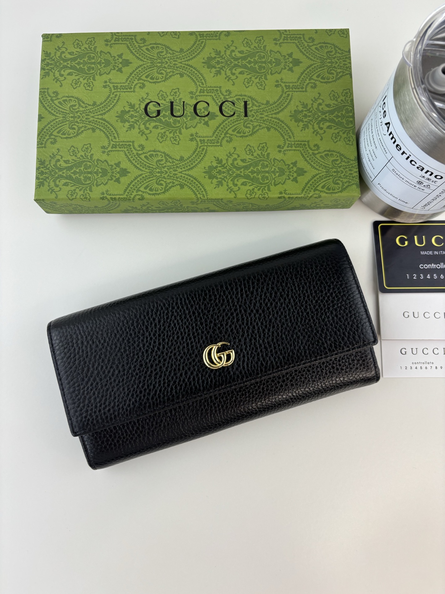 GUCCl 夏季新款，小型双G金属装饰，加深了隐蔽的标志感性的G，与原有颜色组合搭配独特的变形，重新推出标志性房屋设计，