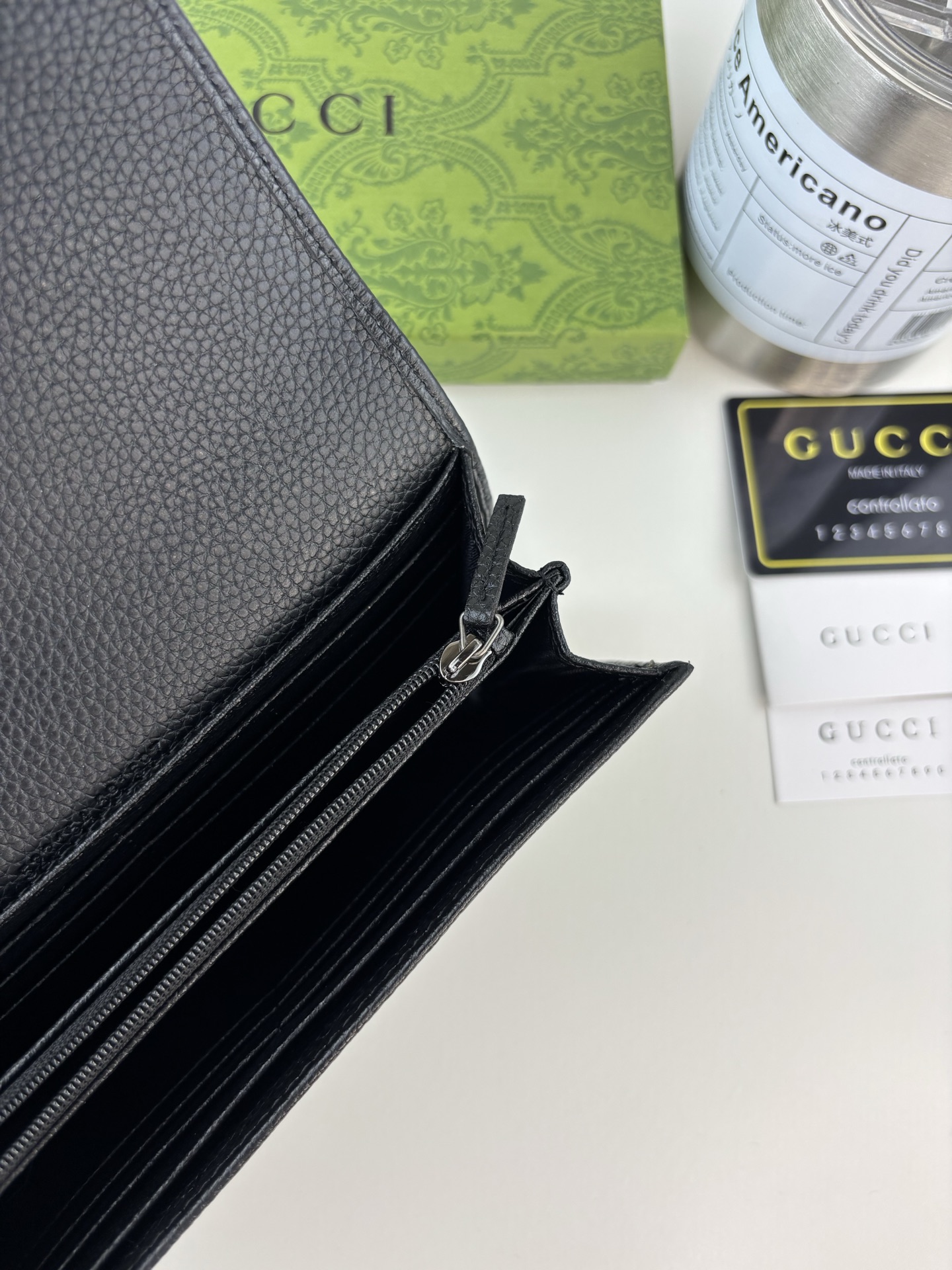 GUCCl 夏季新款，小型双G黑金属装饰，加深了隐蔽的标志感性的G，与原有颜色组合搭配独特的变形，重新推出标志性房屋设计