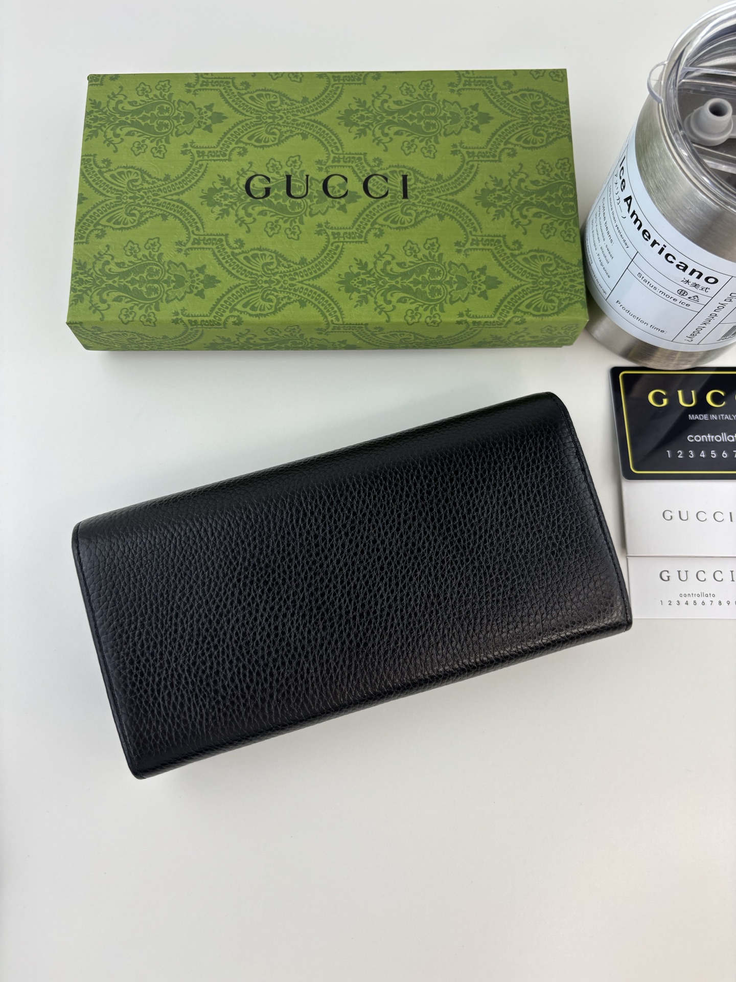GUCCl 夏季新款，小型双G黑金属装饰，加深了隐蔽的标志感性的G，与原有颜色组合搭配独特的变形，重新推出标志性房屋设计