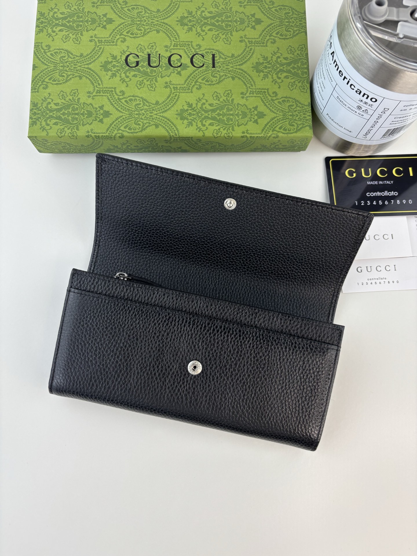 GUCCl 夏季新款，小型双G黑金属装饰，加深了隐蔽的标志感性的G，与原有颜色组合搭配独特的变形，重新推出标志性房屋设计