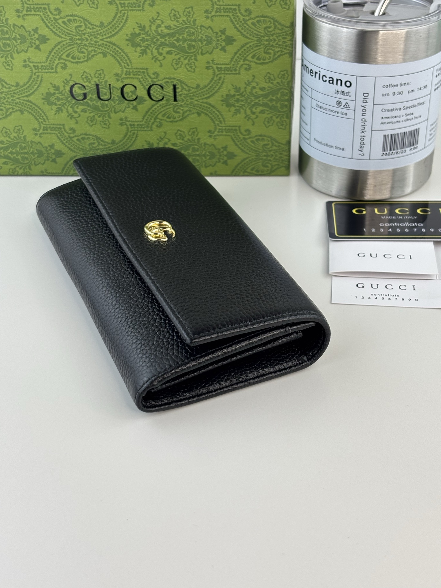 GUCCl 夏季新款，小型双G金属装饰，加深了隐蔽的标志感性的G，与原有颜色组合搭配独特的变形，重新推出标志性房屋设计，