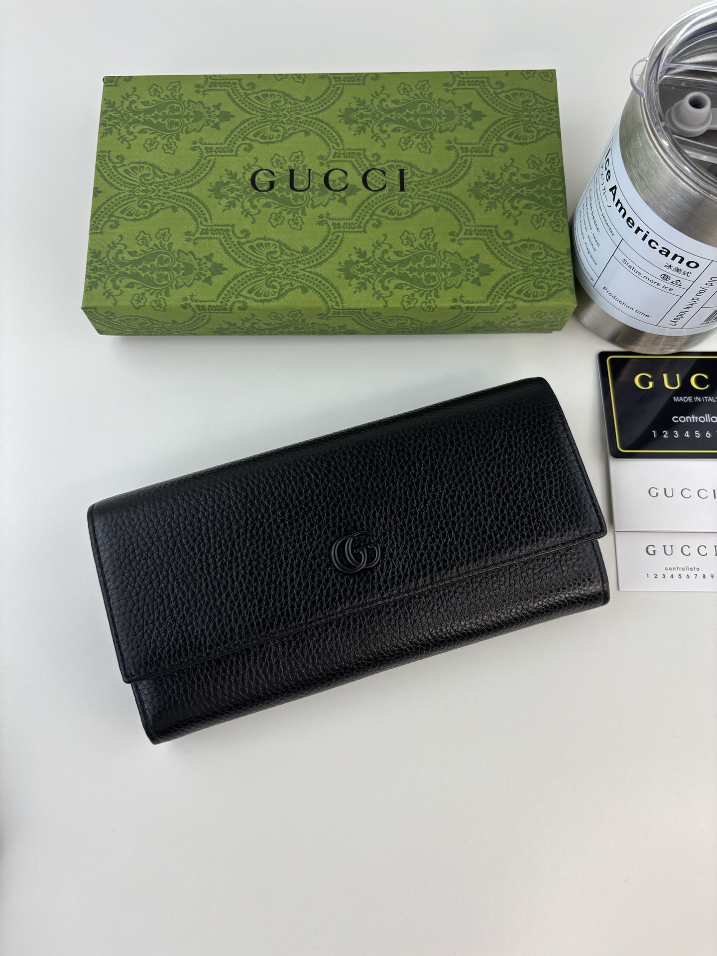 GUCCl 夏季新款，小型双G黑金属装饰，加深了隐蔽的标志感性的G，与原有颜色组合搭配独特的变形，重新推出标志性房屋设计