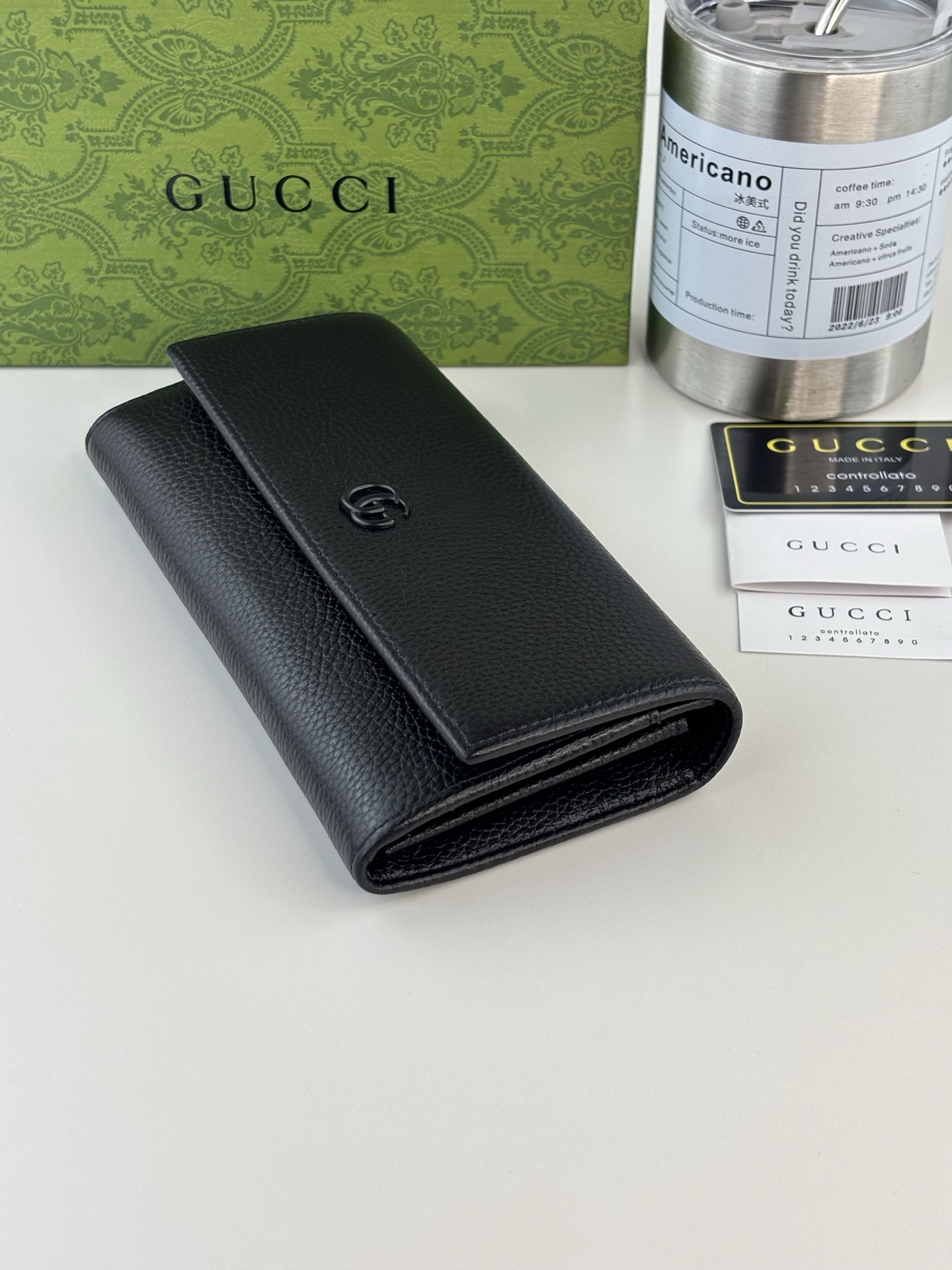 GUCCl 夏季新款，小型双G黑金属装饰，加深了隐蔽的标志感性的G，与原有颜色组合搭配独特的变形，重新推出标志性房屋设计
