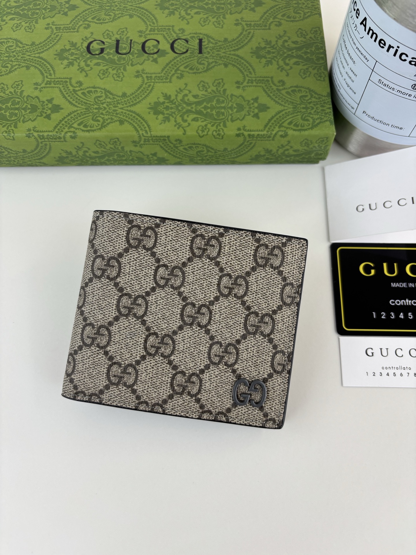GUCCl 钱包，新推系列纤薄且小巧的小皮件焕新融蕴多种绚丽色彩，以充满对比美感的双色调设计令点缀于包身的GG标识风采尽
