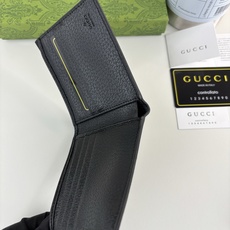 GUCCl 钱包,新推系列纤薄且小巧的小皮件焕新融蕴多种绚丽色彩,以充满对比美感的双色调设计令点缀于包身的GG标识风采尽 GUCCl 钱包,新推系列纤薄且小巧的小皮件焕新融蕴多种绚丽色彩,以充满对比美感的双色调设计令点缀于包身的GG标识风采尽