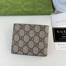 GUCCl 钱包,新推系列纤薄且小巧的小皮件焕新融蕴多种绚丽色彩,以充满对比美感的双色调设计令点缀于包身的GG标识风采尽 GUCCl 钱包,新推系列纤薄且小巧的小皮件焕新融蕴多种绚丽色彩,以充满对比美感的双色调设计令点缀于包身的GG标识风采尽