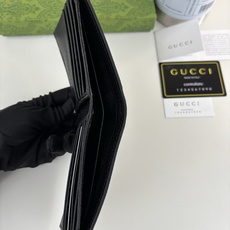 GUCCl 钱包,新推系列纤薄且小巧的小皮件焕新融蕴多种绚丽色彩,以充满对比美感的双色调设计令点缀于包身的GG标识风采尽 GUCCl 钱包,新推系列纤薄且小巧的小皮件焕新融蕴多种绚丽色彩,以充满对比美感的双色调设计令点缀于包身的GG标识风采尽
