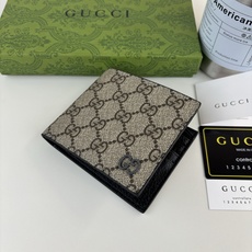 GUCCl 钱包,新推系列纤薄且小巧的小皮件焕新融蕴多种绚丽色彩,以充满对比美感的双色调设计令点缀于包身的GG标识风采尽 GUCCl 钱包,新推系列纤薄且小巧的小皮件焕新融蕴多种绚丽色彩,以充满对比美感的双色调设计令点缀于包身的GG标识风采尽