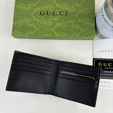 GUCCl 钱包,新推系列纤薄且小巧的小皮件焕新融蕴多种绚丽色彩,以充满对比美感的双色调设计令点缀于包身的GG标识风采尽 GUCCl 钱包,新推系列纤薄且小巧的小皮件焕新融蕴多种绚丽色彩,以充满对比美感的双色调设计令点缀于包身的GG标识风采尽