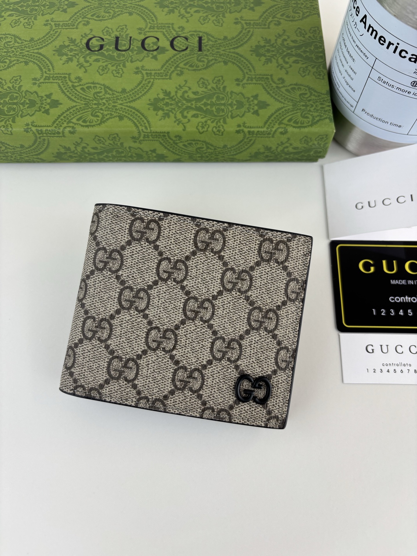 GUCCl 钱包，新推系列纤薄且小巧的小皮件焕新融蕴多种绚丽色彩，以充满对比美感的双色调设计令点缀于包身的GG标识风采尽