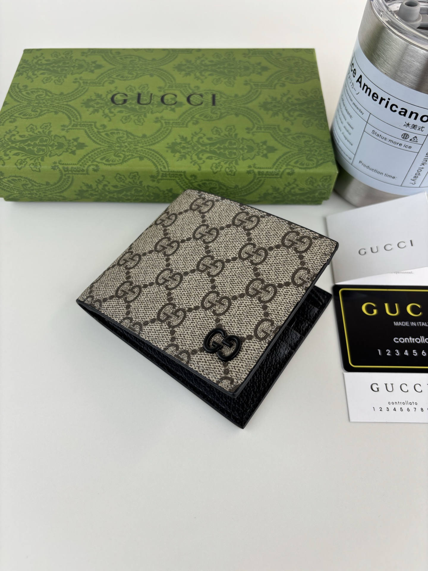 GUCCl 钱包,新推系列纤薄且小巧的小皮件焕新融蕴多种绚丽色彩,以充满对比美感的双色调设计令点缀于包身的GG标识风采尽 GUCCl 钱包,新推系列纤薄且小巧的小皮件焕新融蕴多种绚丽色彩,以充满对比美感的双色调设计令点缀于包身的GG标识风采尽