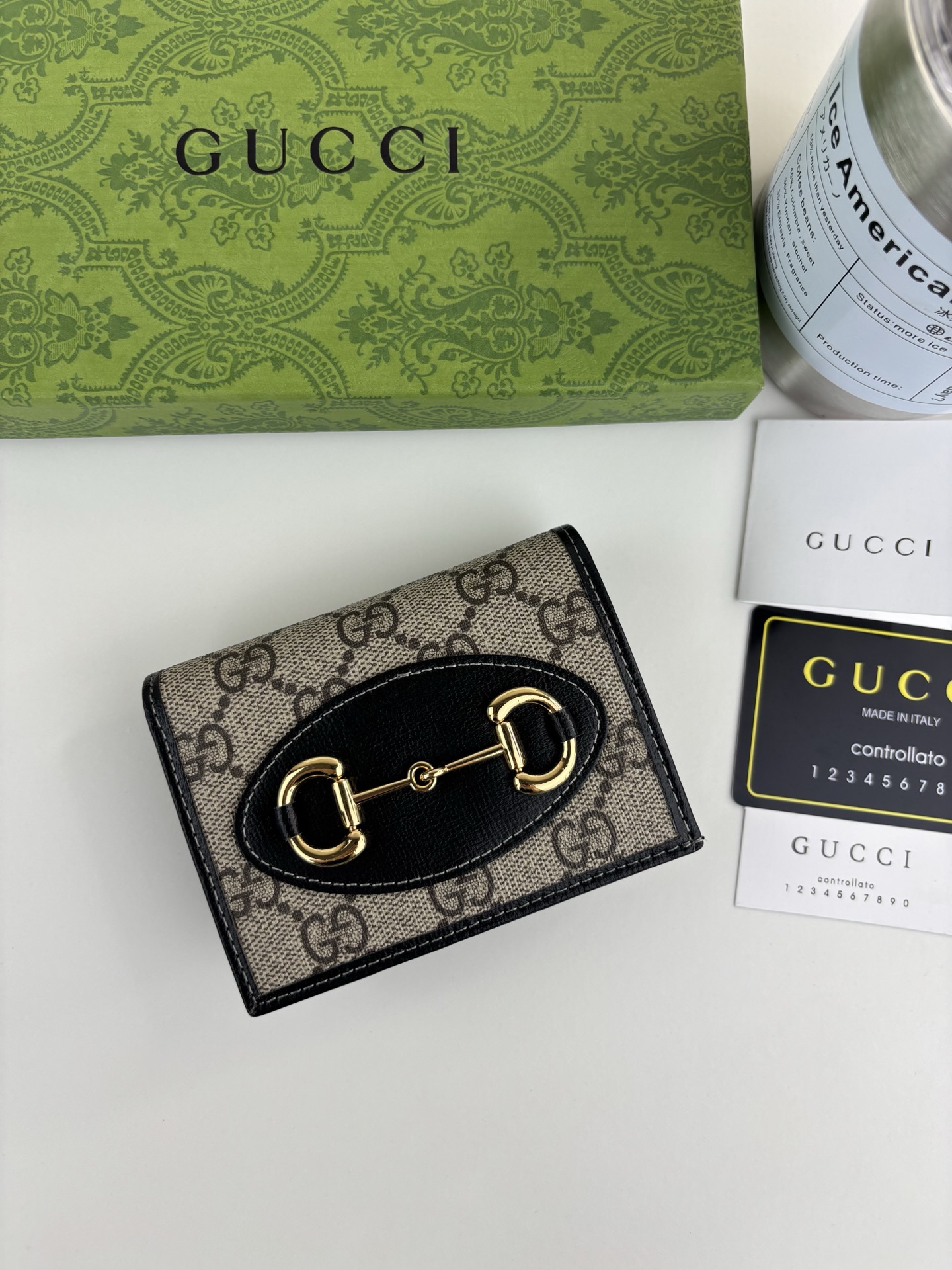 GUCCl 全新推出这款由GG Supreme高级人造帆布和黑色皮革材质制成的Gucci，1955马衔扣卡包该系列采用与