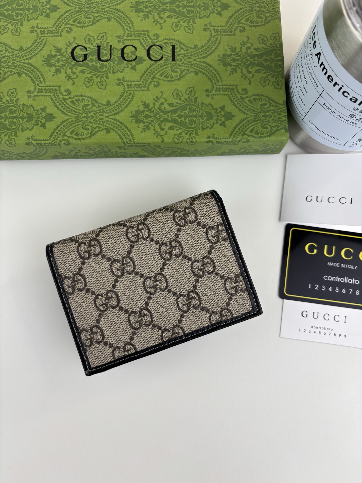 GUCCl 全新推出这款由GG Supreme高级人造帆布和黑色皮革材质制成的Gucci，1955马衔扣卡包该系列采用与