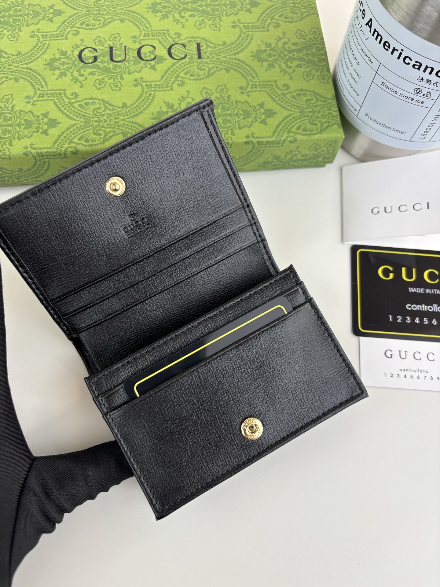GUCCl 全新推出这款由GG Supreme高级人造帆布和黑色皮革材质制成的Gucci，1955马衔扣卡包该系列采用与