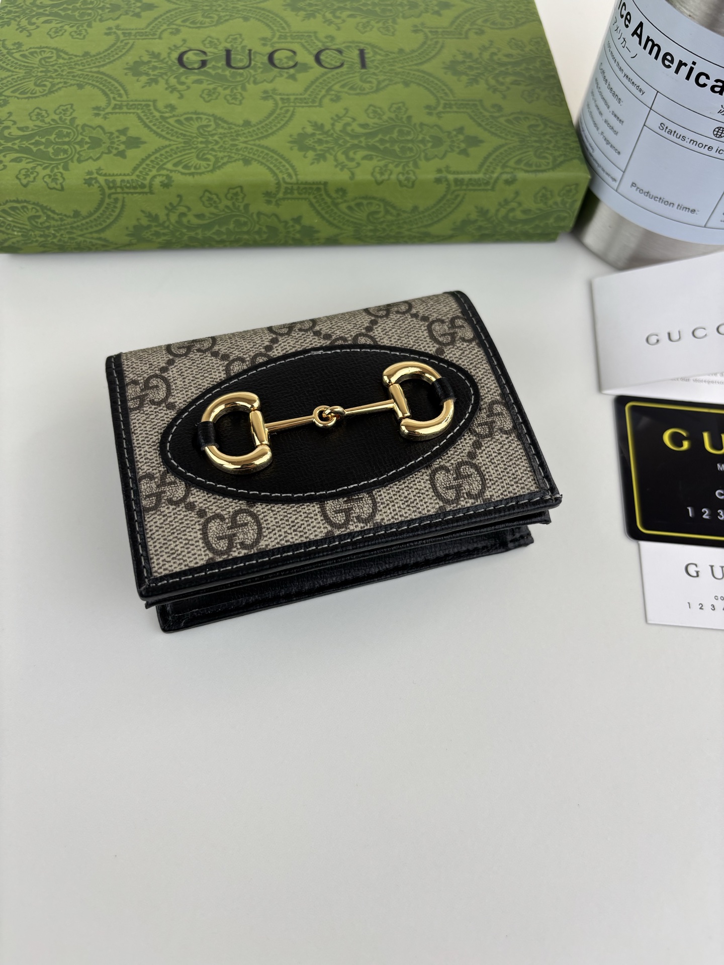 GUCCl 全新推出这款由GG Supreme高级人造帆布和黑色皮革材质制成的Gucci，1955马衔扣卡包该系列采用与