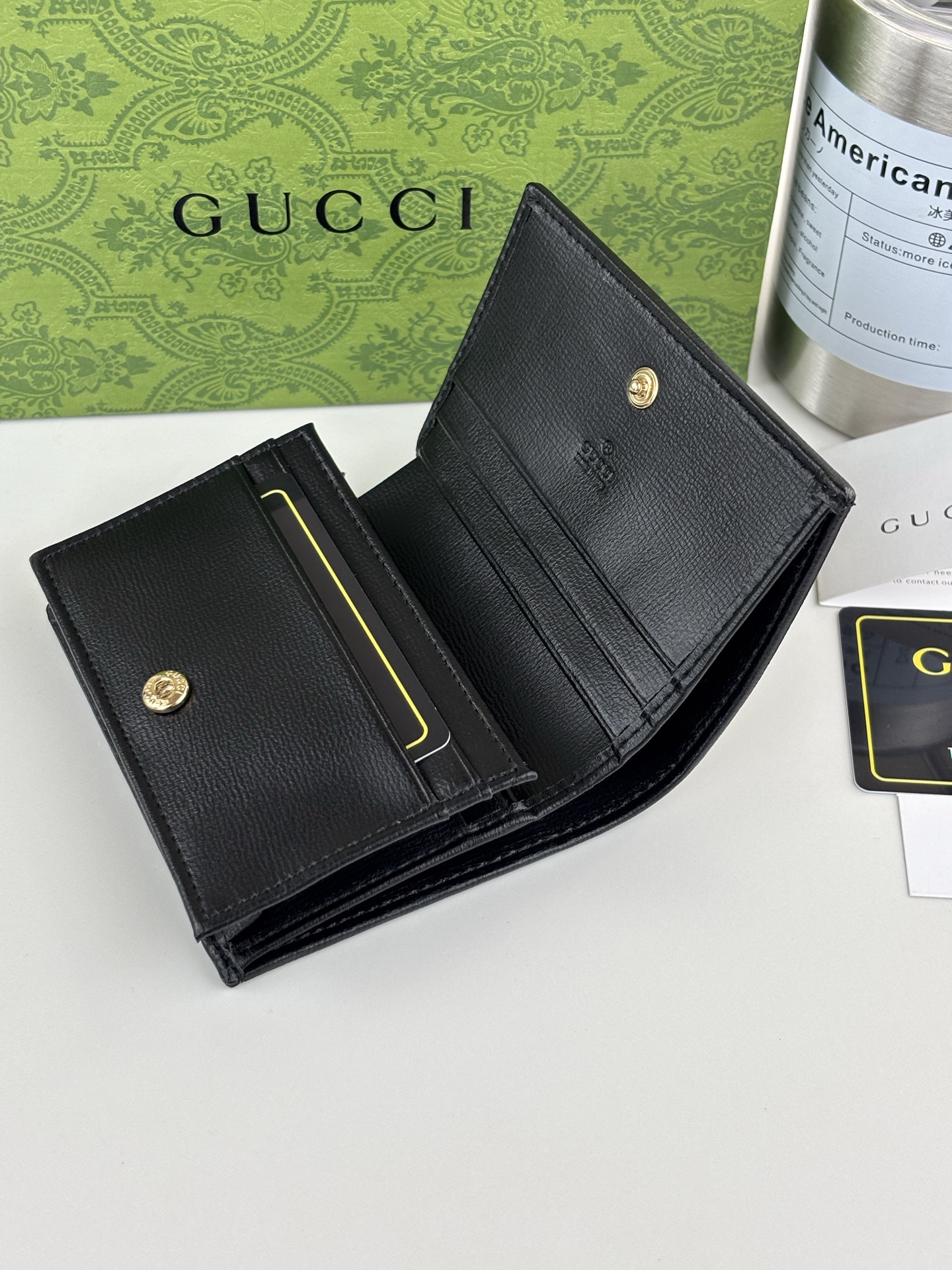 GUCCl 全新推出这款由GG Supreme高级人造帆布和黑色皮革材质制成的Gucci，1955马衔扣卡包该系列采用与