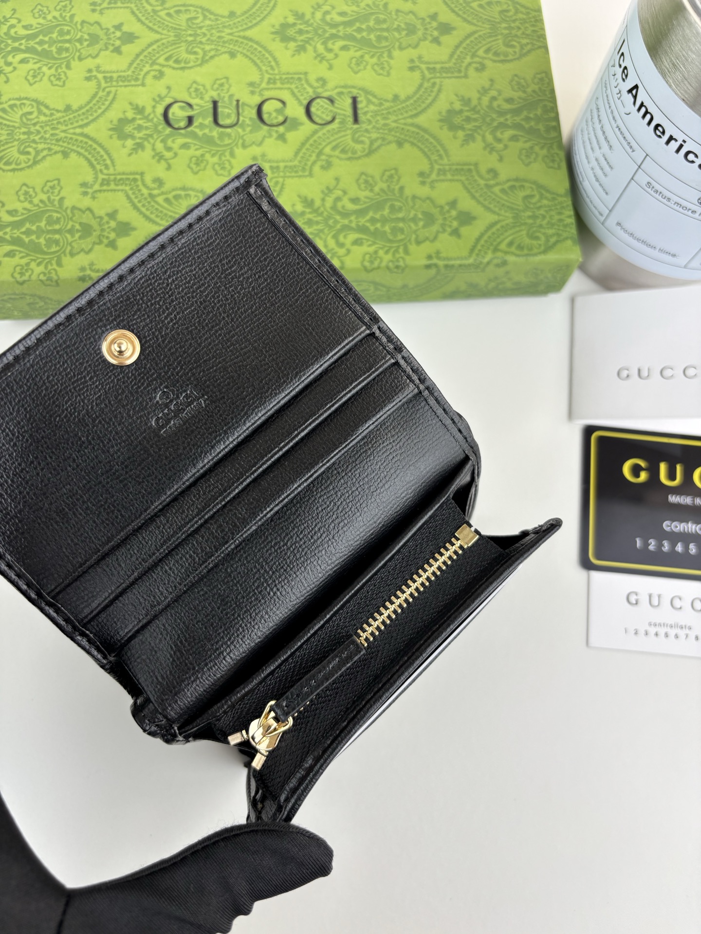 GUCCl 全新推出这款由GG Supreme高级人造帆布和黑色皮革材质制成的Gucci，1955马衔扣卡包该系列采用与