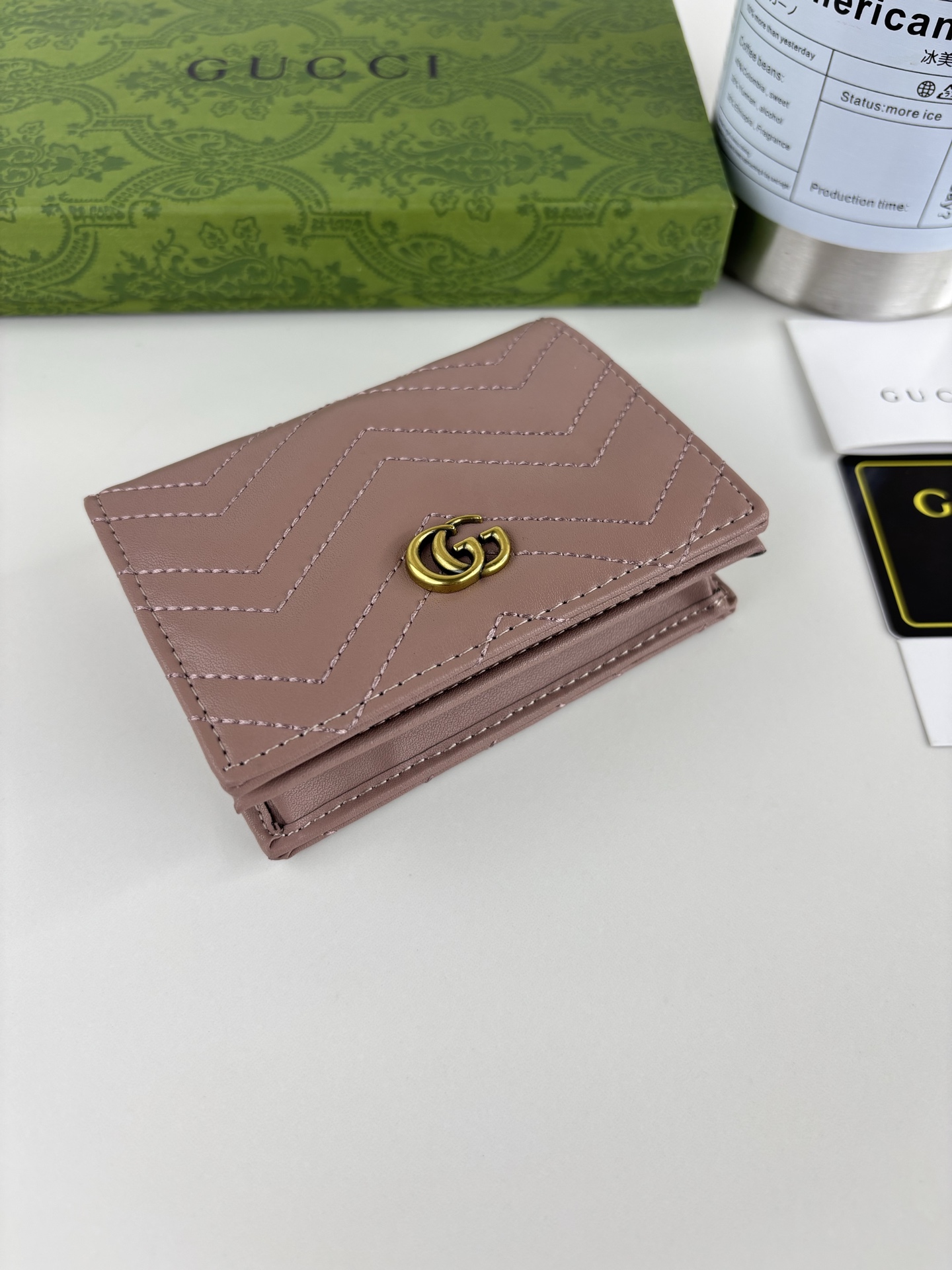 GUCCl 最新～GG Marmont 卡片夹人形纹绗缝，背面配以 GG 标志形纹，古铜五金配饰 款号： 尺寸:  11