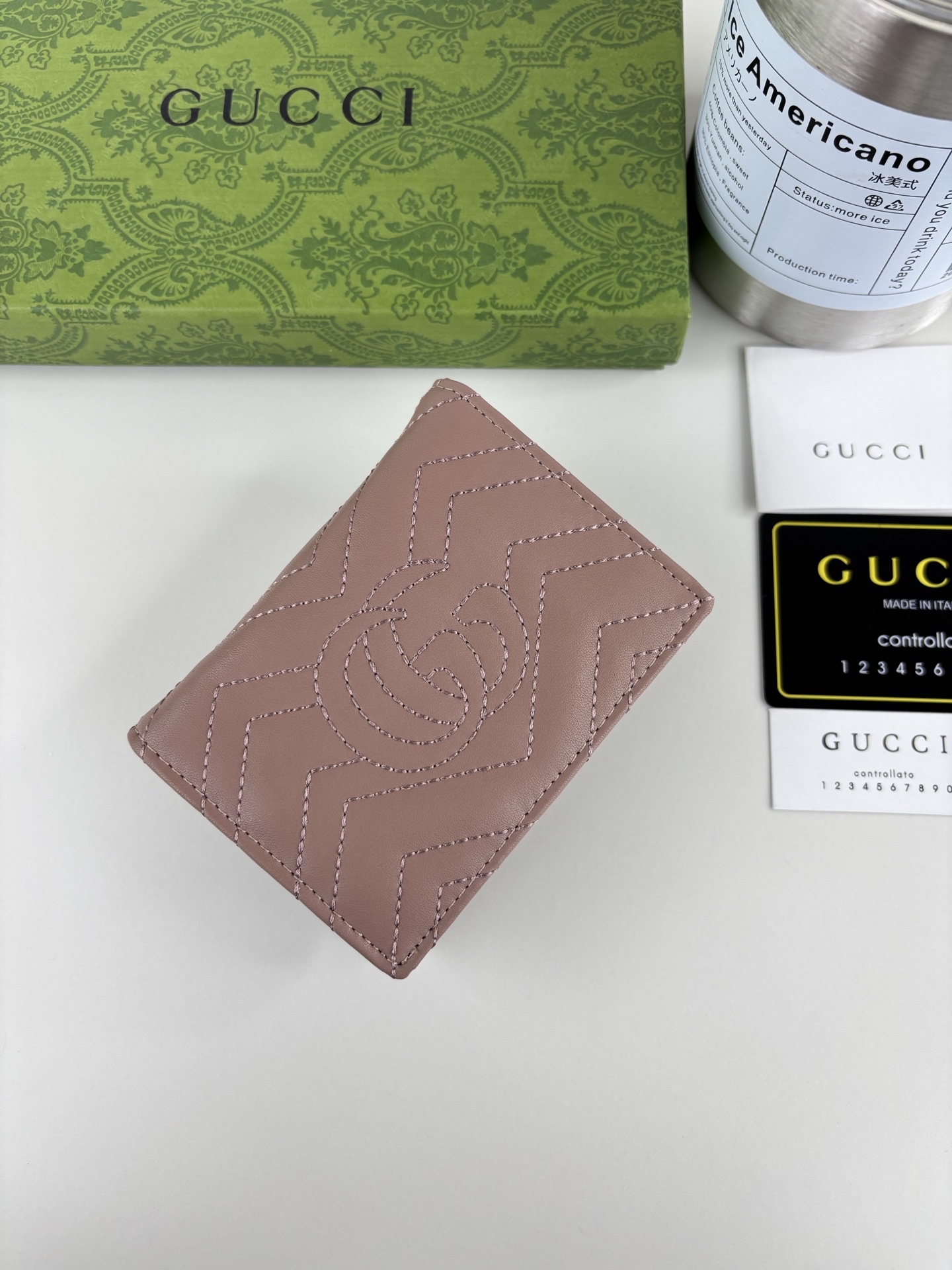 GUCCl 最新～GG Marmont 卡片夹人形纹绗缝，背面配以 GG 标志形纹，古铜五金配饰 款号： 尺寸:  11