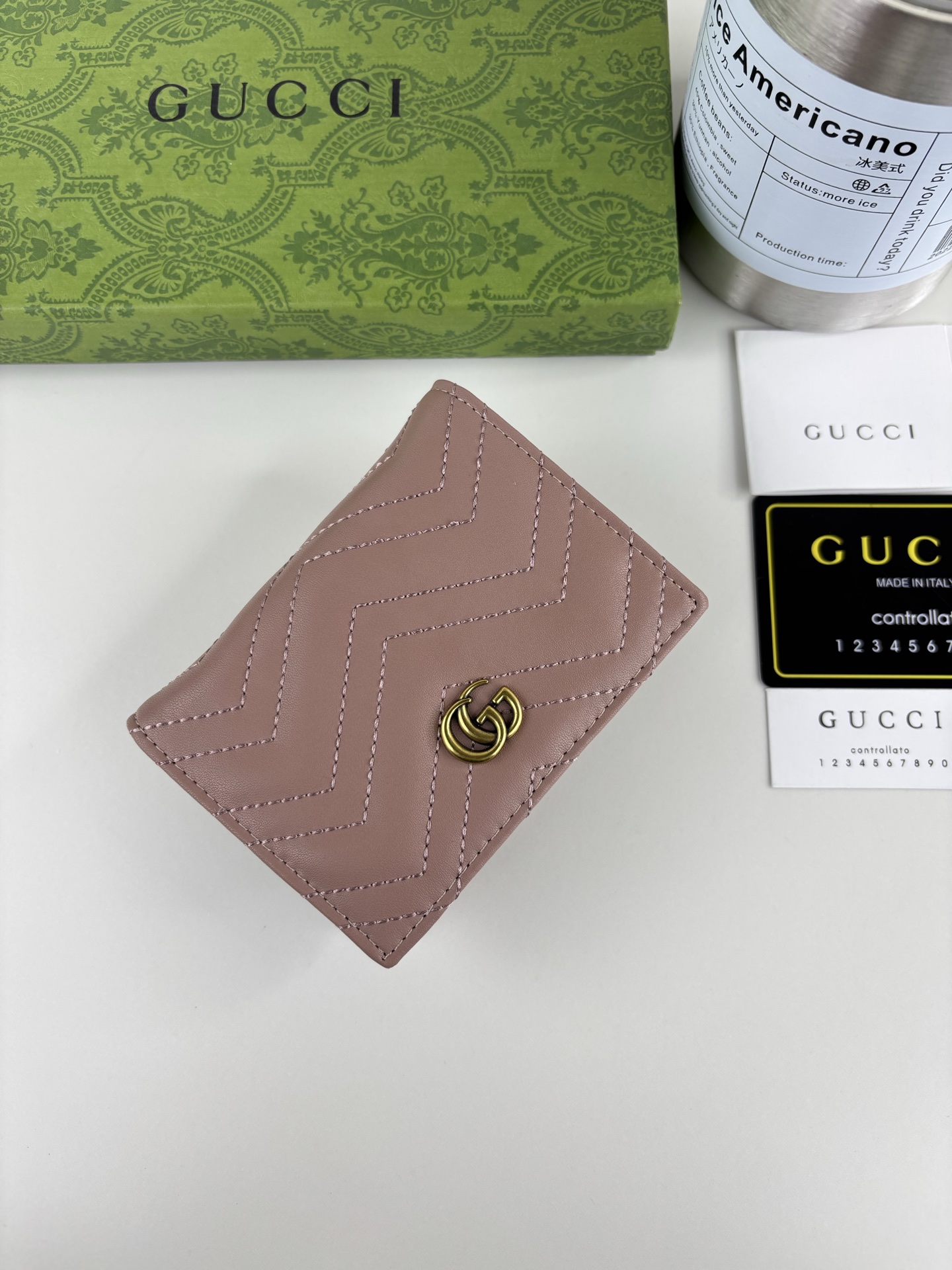 GUCCl 最新～GG Marmont 卡片夹人形纹绗缝，背面配以 GG 标志形纹，古铜五金配饰 款号： 尺寸:  11