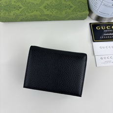GUCCl 夏季新款,小型双G金属装饰,加深了隐蔽的标志感性的G gg玛蒙卡盒,与原有颜色组合搭配独特的变形,重新推出标 GUCCl 夏季新款,小型双G金属装饰,加深了隐蔽的标志感性的G gg玛蒙卡盒,与原有颜色组合搭配独特的变形,重新推出标