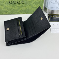 GUCCl 夏季新款,小型双G金属装饰,加深了隐蔽的标志感性的G gg玛蒙卡盒,与原有颜色组合搭配独特的变形,重新推出标 GUCCl 夏季新款,小型双G金属装饰,加深了隐蔽的标志感性的G gg玛蒙卡盒,与原有颜色组合搭配独特的变形,重新推出标