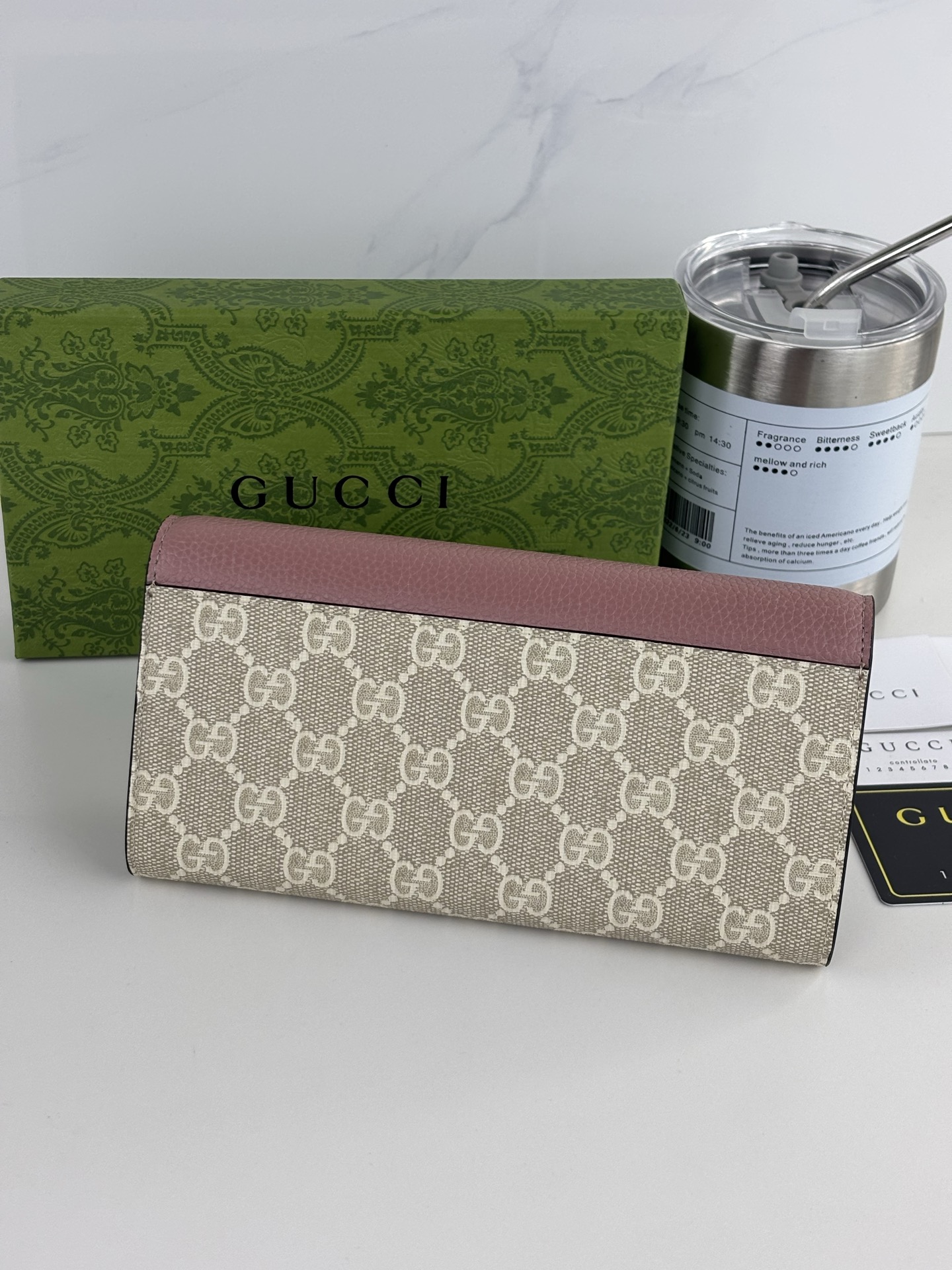 GUCCl新款Ophidia系列 采用意大利进口小牛皮，配以经典双G五金，新的式样和轮廓托的新作登场了。结构形状，其中内