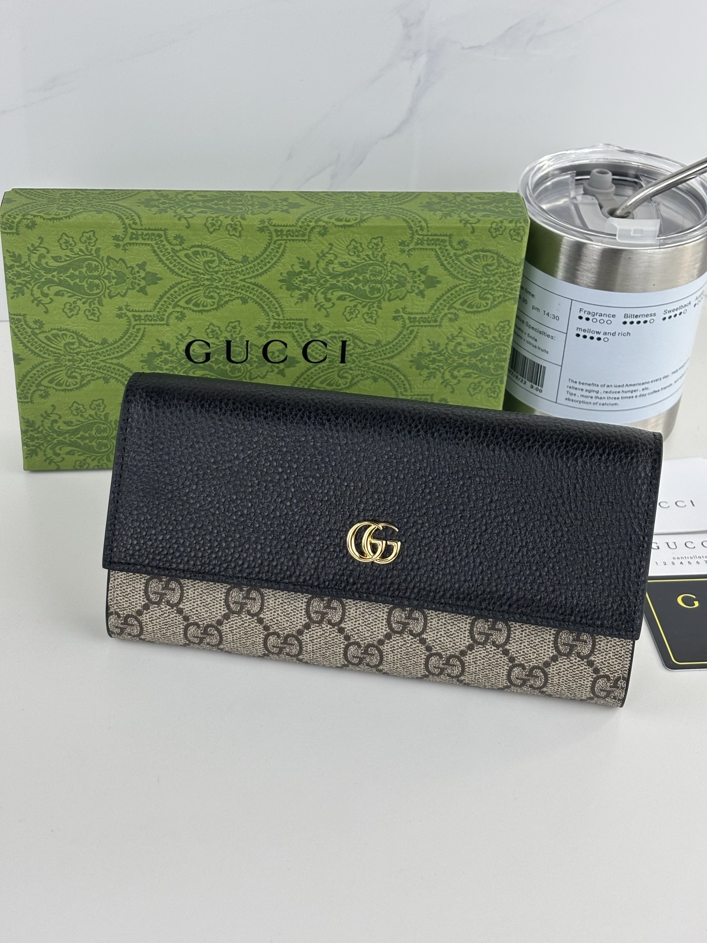 GUCCl新款Ophidia系列 采用意大利进口小牛皮，配以经典双G五金，新的式样和轮廓托的新作登场了。结构形状，其中内
