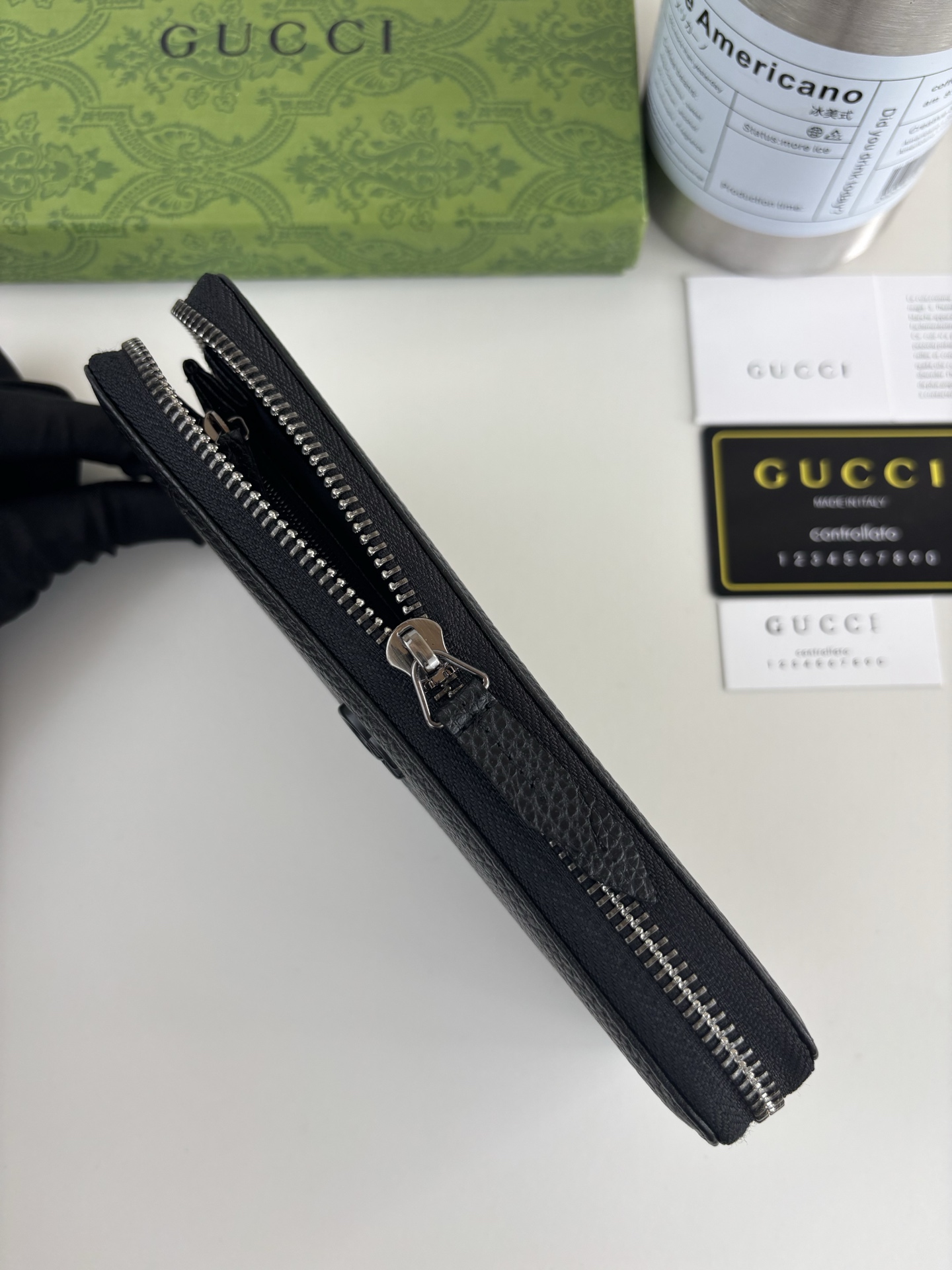 GUCCl新款长拉链钱包 Emblem系列超柔软荔纹 黑色皮，搭配上双G五金。时尚有精致。 款号:   尺寸:  19c