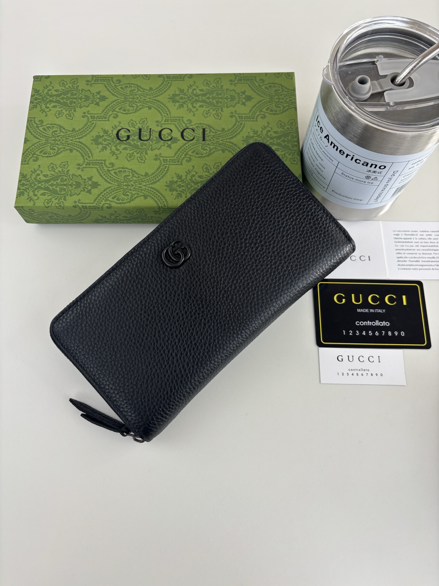GUCCl新款长拉链钱包 Emblem系列超柔软荔纹 黑色皮，搭配上双G五金。时尚有精致。 款号:   尺寸:  19c