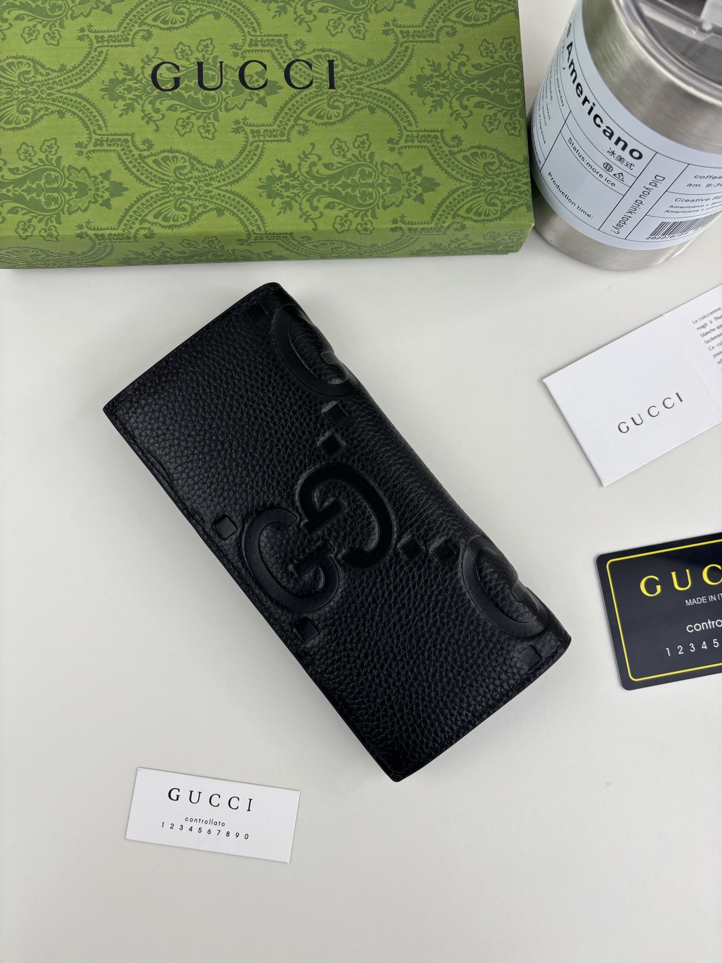 GUCCl超级双G长夹钱包。GG印花压纹将小件日用单品打造成时尚日常配饰。新颖的纹理与饰面在Gucci全新系列中依旧大放 GUCCl超级双G长夹钱包。GG印花压纹将小件日用单品打造成时尚日常配饰。新颖的纹理与饰面在Gucci全新系列中依旧大放