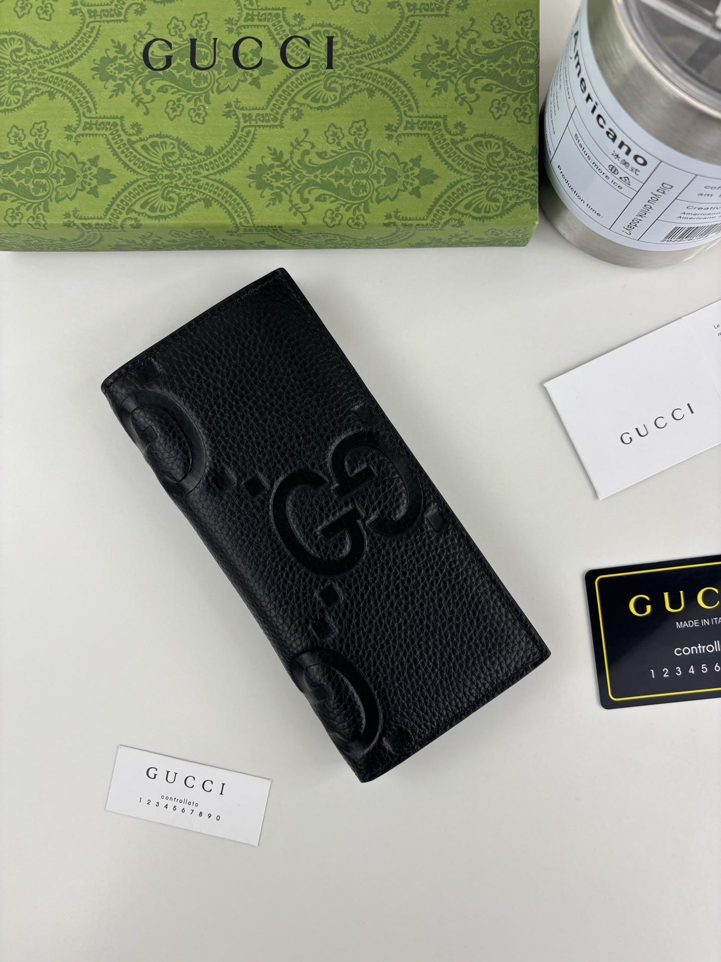 GUCCl超级双G长夹钱包。GG印花压纹将小件日用单品打造成时尚日常配饰。新颖的纹理与饰面在Gucci全新系列中依旧大放 GUCCl超级双G长夹钱包。GG印花压纹将小件日用单品打造成时尚日常配饰。新颖的纹理与饰面在Gucci全新系列中依旧大放