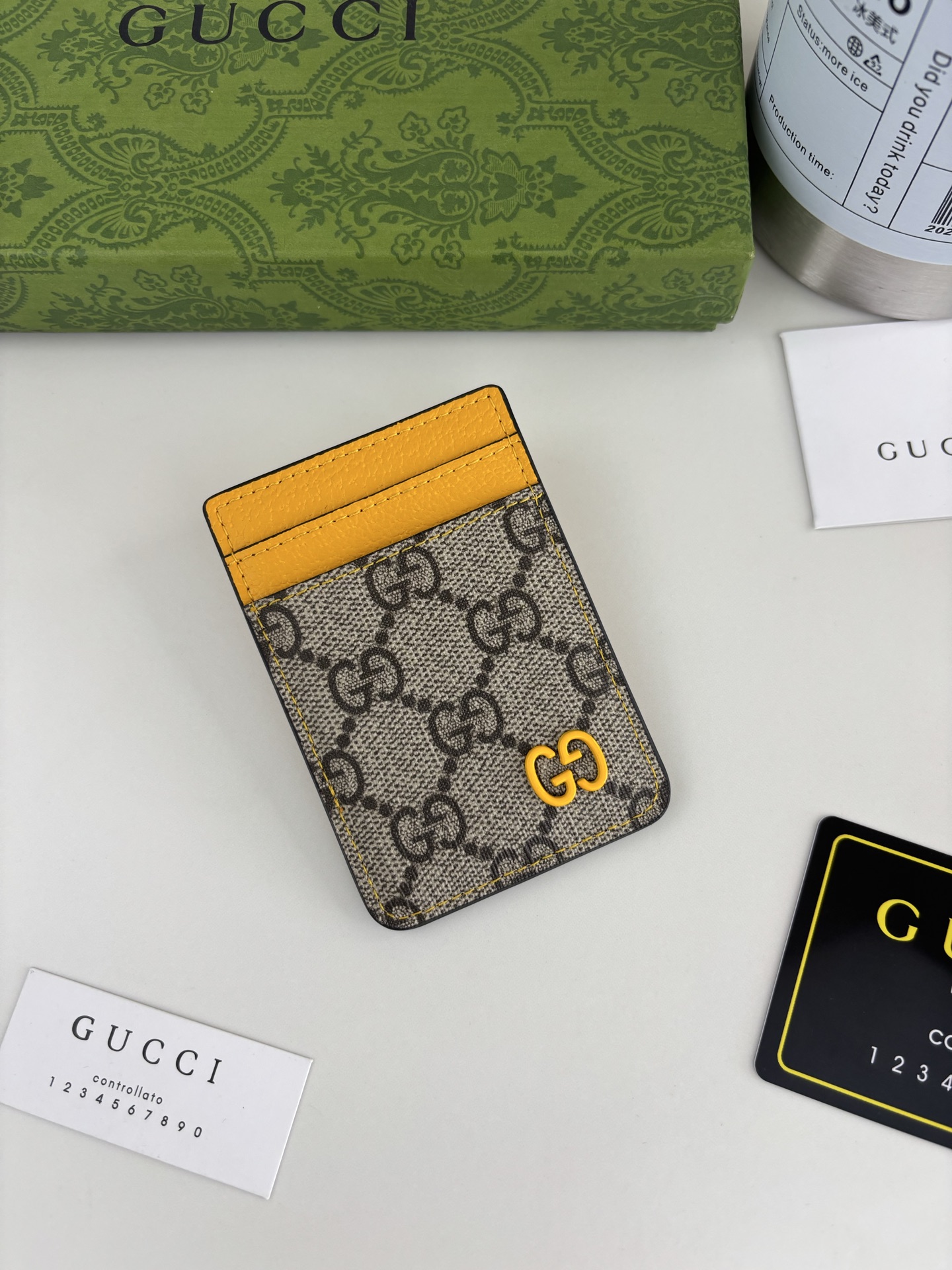 GUCUl新系列呈现纤薄且小巧的皮具作品,焕新融蕴多种色彩,GG标识点缀充满对比美感的双色调设计。这款磁扣卡片夹以黄色和 GUCUl新系列呈现纤薄且小巧的皮具作品,焕新融蕴多种色彩,GG标识点缀充满对比美感的双色调设计。这款磁扣卡片夹以黄色和