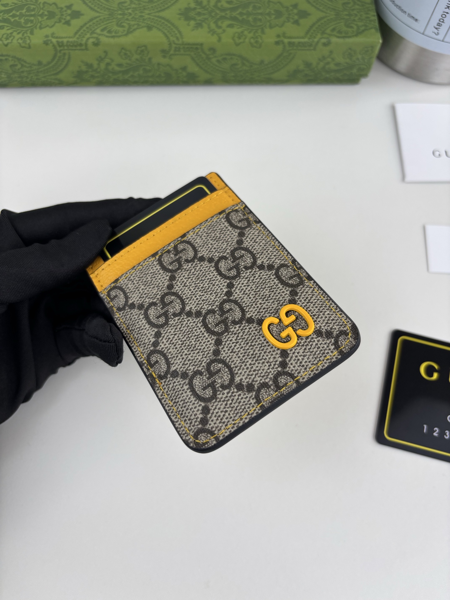 GUCUl新系列呈现纤薄且小巧的皮具作品,焕新融蕴多种色彩,GG标识点缀充满对比美感的双色调设计。这款磁扣卡片夹以黄色和 GUCUl新系列呈现纤薄且小巧的皮具作品,焕新融蕴多种色彩,GG标识点缀充满对比美感的双色调设计。这款磁扣卡片夹以黄色和