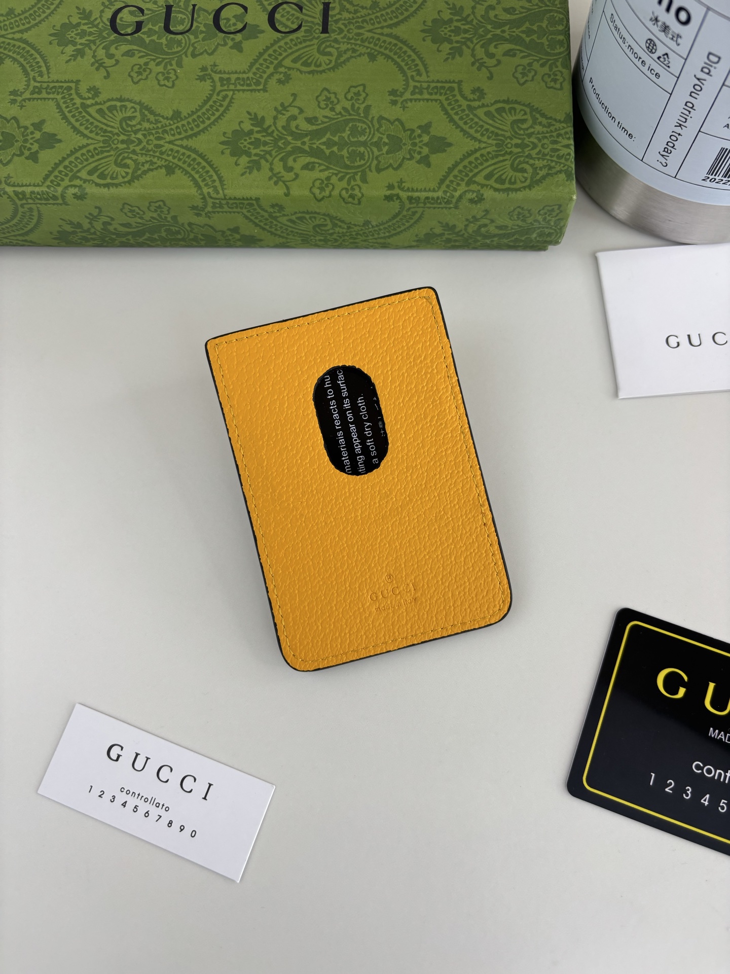 GUCUl新系列呈现纤薄且小巧的皮具作品,焕新融蕴多种色彩,GG标识点缀充满对比美感的双色调设计。这款磁扣卡片夹以黄色和 GUCUl新系列呈现纤薄且小巧的皮具作品,焕新融蕴多种色彩,GG标识点缀充满对比美感的双色调设计。这款磁扣卡片夹以黄色和