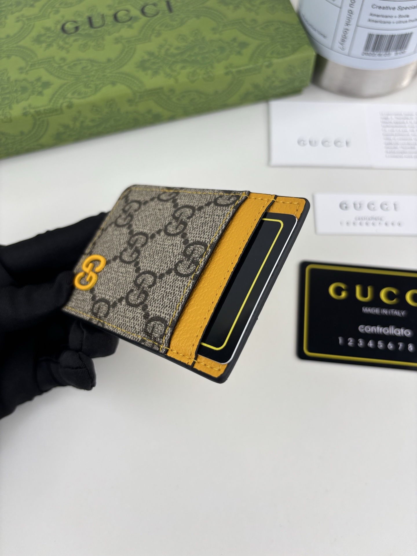 GUCUl新系列呈现纤薄且小巧的皮具作品,焕新融蕴多种色彩,GG标识点缀充满对比美感的双色调设计。这款磁扣卡片夹以黄色和 GUCUl新系列呈现纤薄且小巧的皮具作品,焕新融蕴多种色彩,GG标识点缀充满对比美感的双色调设计。这款磁扣卡片夹以黄色和