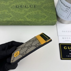 GUCUl新系列呈现纤薄且小巧的皮具作品,焕新融蕴多种色彩,GG标识点缀充满对比美感的双色调设计。这款磁扣卡片夹以黄色和 GUCUl新系列呈现纤薄且小巧的皮具作品,焕新融蕴多种色彩,GG标识点缀充满对比美感的双色调设计。这款磁扣卡片夹以黄色和